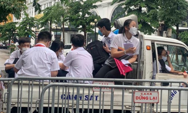 Hàng loạt phụ huynh nhầm trường cấp 2 thành cấp 3, thí sinh cuống cuồng vì đi thi sai địa điểm