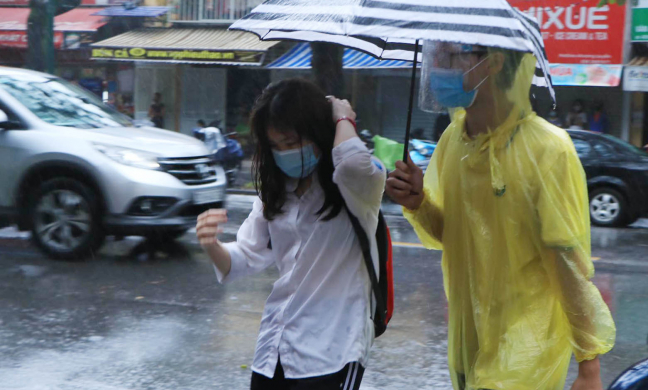 Thi vào lớp 10 ở Hà Nội sáng 13/6: Mưa như trút, nhiều thí sinh ướt nhẹp, đến sát giờ thi