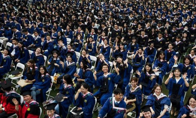 Hình ảnh Lễ tốt nghiệp không khẩu trang của 11.000 sinh viên tại Vũ Hán