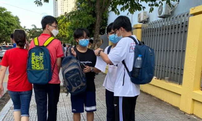 Tâm sự phụ huynh có con thi vào lớp 10: 6 ngày thi 13 bài và mặc một chiếc quần