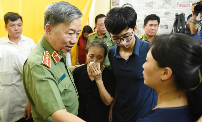 Bộ trưởng Tô Lâm và Chủ tịch Hà Nội Trần Sỹ Thanh thăm, động viên gia đình 3 chiến sỹ PCCC hy sinh