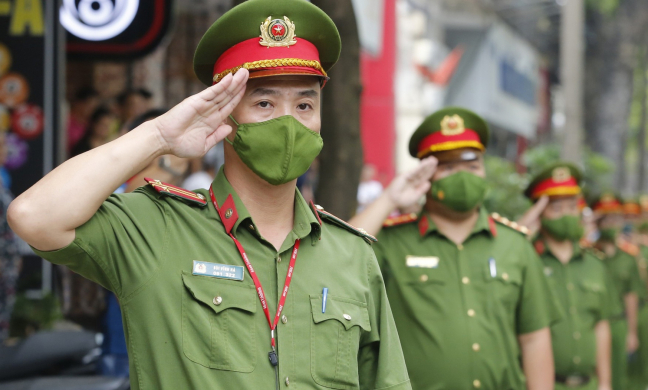 Dòng người tiễn biệt 3 liệt sĩ thời bình
