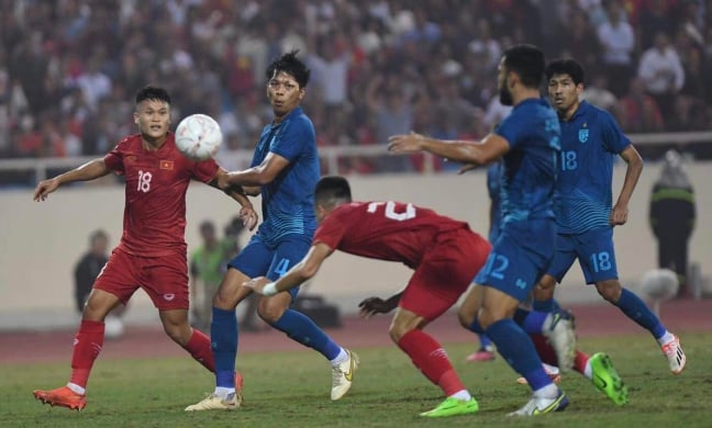 Tiến Linh đánh đầu cận thành, tung lưới ĐT Thái Lan