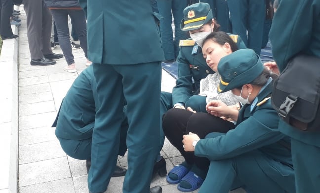 Rơi máy bay Su-22 ở Yên Bái: Người vợ trẻ khóc ngất đưa tiễn thiếu tá Trần Ngọc Duy