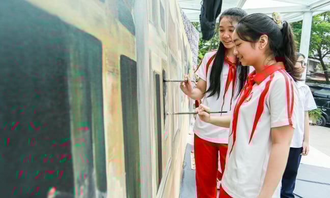 “Họa sĩ nhí” góp sức hoàn thiện bức tranh Panorama chào mừng 70 năm Ngày Giải phóng Thủ đô