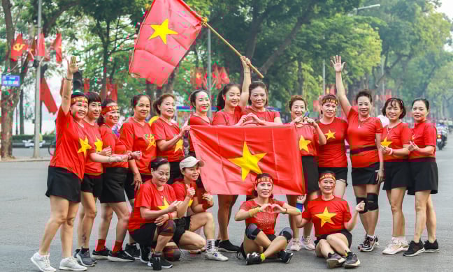 Người dân mặc áo cờ đỏ sao vàng xuống phố mừng kỷ niệm 70 năm ngày Giải phóng Thủ đô