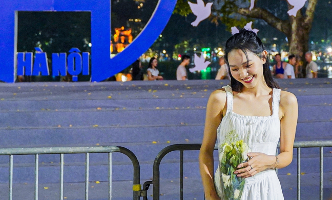 Đêm 10/10, dạo quanh bờ hồ Gươm để cảm nhận rõ sự hân hoan, tự hào ngày Giải phóng Thủ đô
