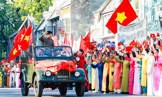 Hàng nghìn người tái hiện khoảnh khắc đoàn quân hào hùng tiến về Hà Nội bên hồ Gươm