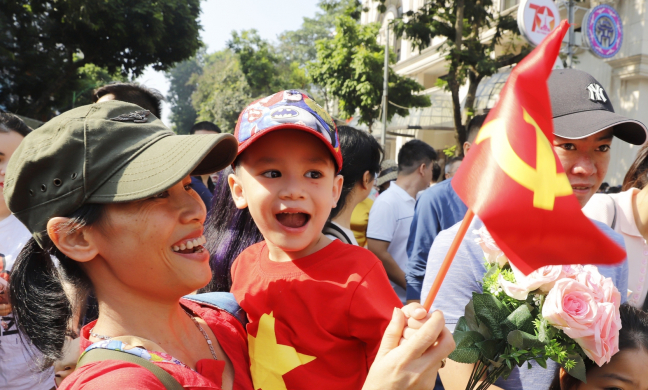 Người dân vỡ òa cảm xúc khi đoàn diễu hành đi ngang qua các tuyến phố Thủ đô