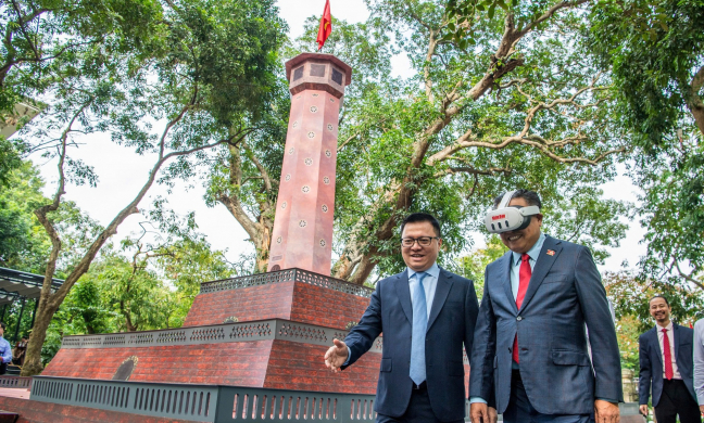 Chủ tịch Hà Nội Trần Sỹ Thanh trải nghiệm tương tác Cột cờ, một biểu tượng của Thủ đô