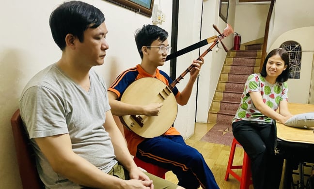 Học sinh khiếm thị bị đa dị tật và niềm đam mê đàn nguyệt