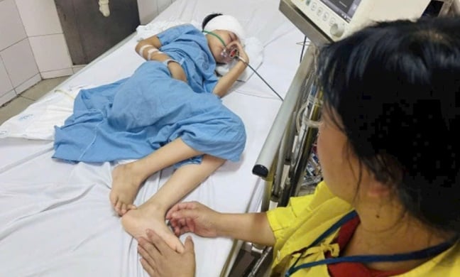 Người mẹ nghèo cắm cả sổ đỏ nhưng không đủ tiền chữa bệnh U não cho con gái