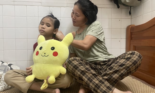 Nghẹn ngào gia cảnh mẹ bị tim nuôi con gái mù và động kinh