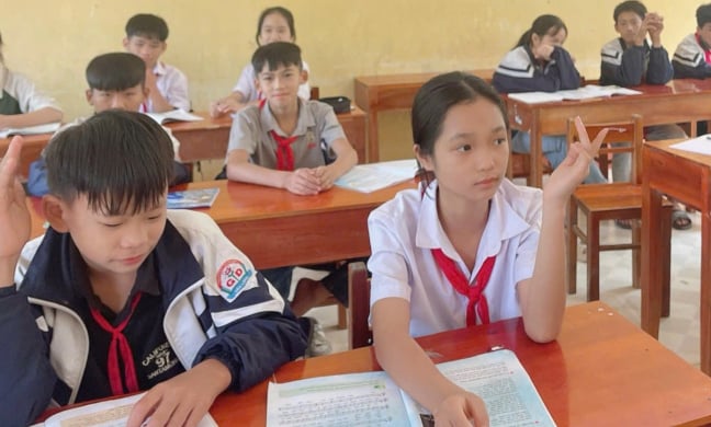 Cô bé lớp 7 đi hái chè thuê, ước mong làm bác sĩ