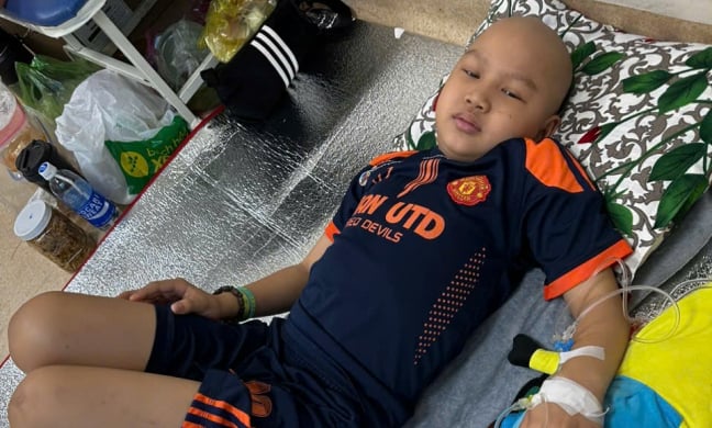 Người mẹ nghèo cầu xin mọi người giúp đỡ để có tiền chữa bệnh cho con trai