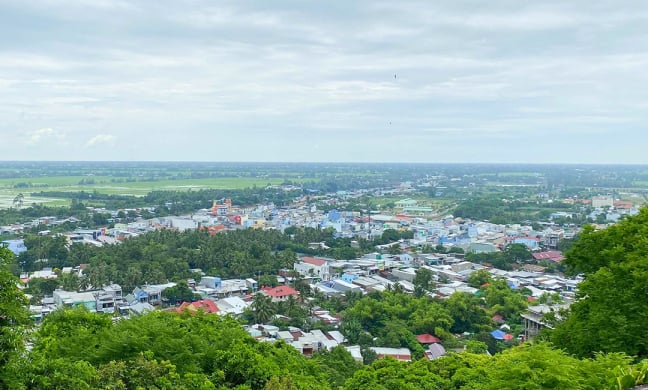 Ngọn núi cao 85m ở An Giang có các hòn đá chồng chất hình thù kỳ dị, dân leo lên như vô chốn bồng lai