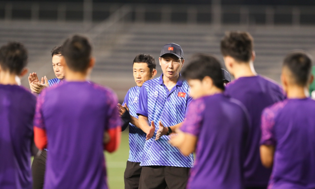 Tin sáng (18/12): HLV Kim Sang-sik làm điều giống HLV Troussier