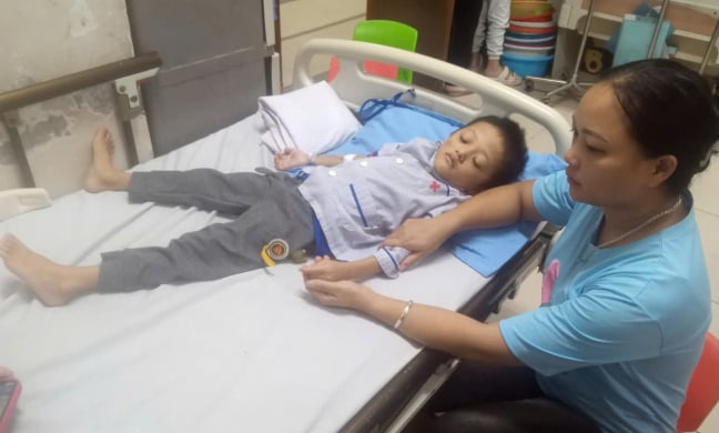 Gia đình nghèo lao đao vì con trai mắc bệnh ung thư