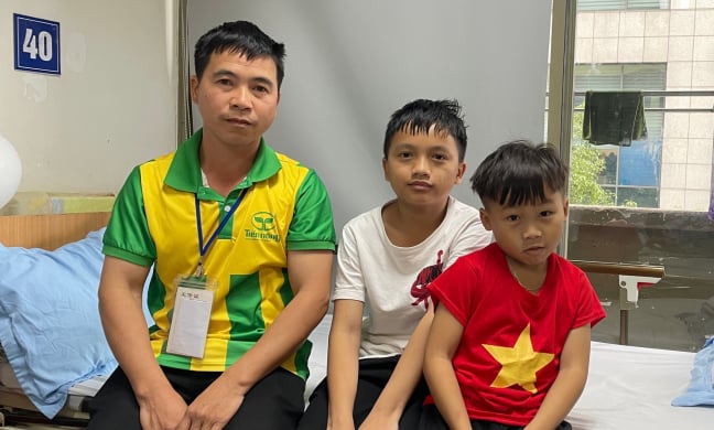 Người cha cầu mong phép màu đến với con trai bị bệnh tan máu bẩm sinh