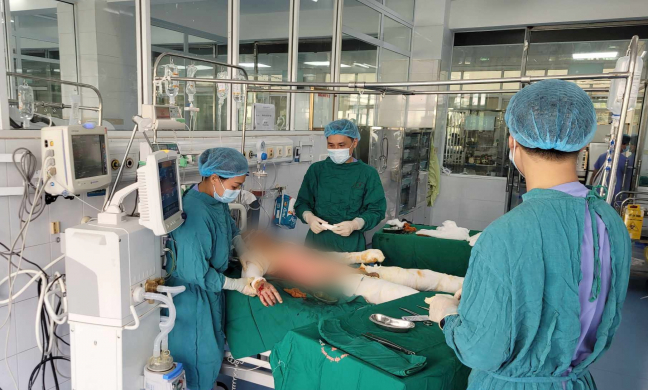Vụ nghi nổ khí gas ở Vĩnh Phúc: 3 nạn nhân bị bỏng rất nặng, tiên lượng dè dặt 