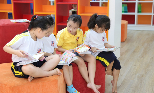 Từ bao giờ, quà tặng cho trẻ em đã vắng bóng đi những cuốn sách?