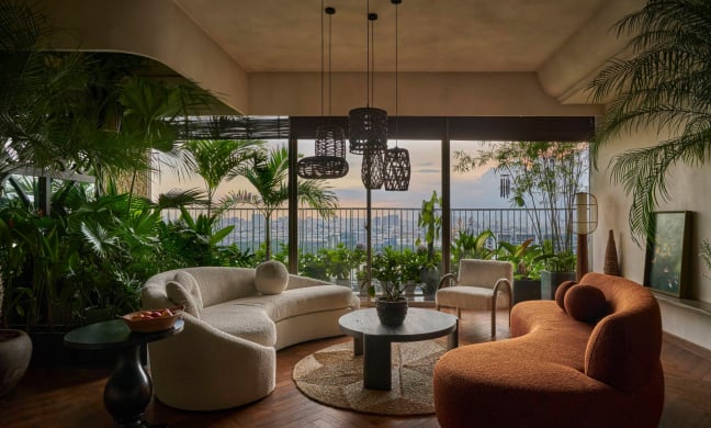 Biến căn penthouse 340 m2 thành khu rừng nhiệt đới giữa lòng Sài Gòn