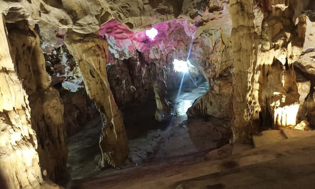 Ở Ninh Bình có một hang động đá vôi huyền ảo, mọc la liệt chồi đá, thạch nhũ hình thù kỳ lạ 