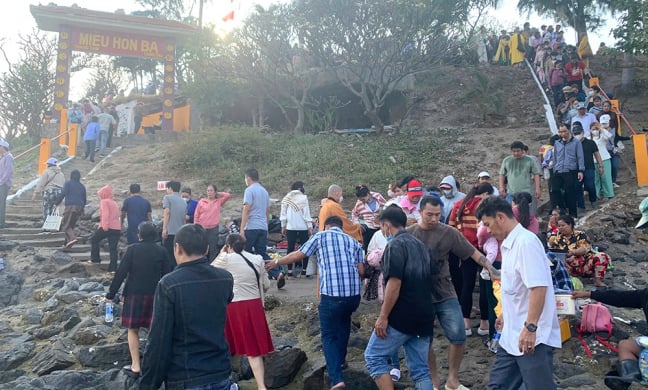 Dân đang đổ về một hòn đảo ở biển Vũng Tàu khi nước rút hiện ra con đường lội bộ