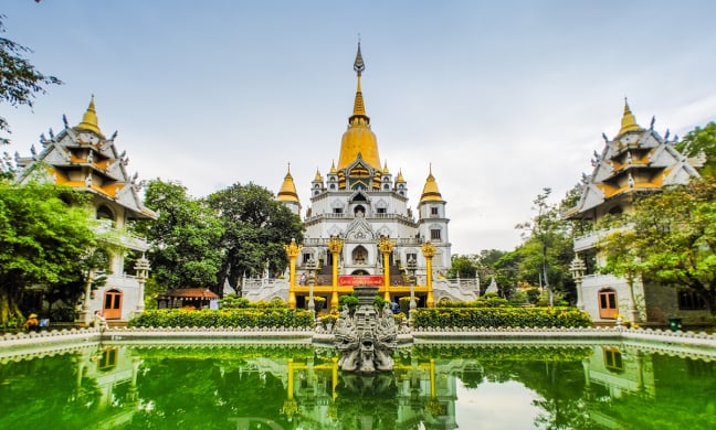 Đây là chùa Thái Lan kiến trúc Phật giáo nguyên thủy Nam Tông, đẹp long lanh bên dòng sông Đồng Nai