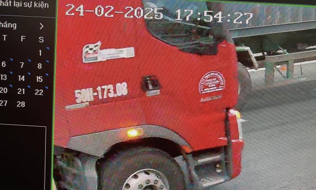 Camera an ninh ghi lại cảnh tài xế container gây tai nạn cho một phụ nữ nhưng không dừng lại xử lý