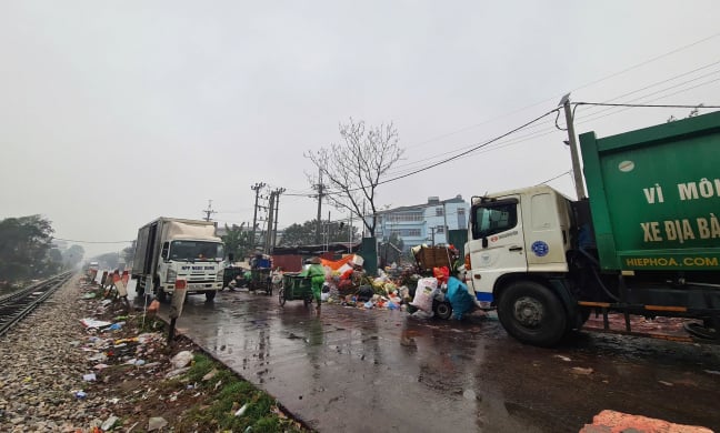 Hà Nội: Trích xuất camera truy tìm thủ phạm đổ trộm bánh kẹo hết hạn sử dụng chất thành đống ở bãi rác