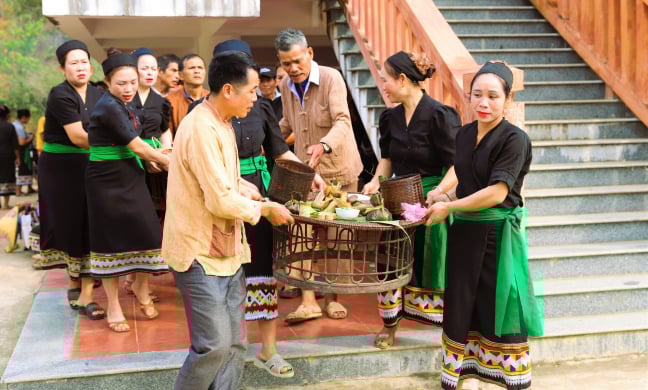 Cả làng ở Nghệ An có tục lạ, hễ nghe tiếng sấm đầu tiên trong năm là dân làng làm gì?