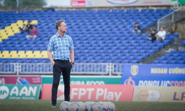 Tin sáng (4/3): Sai lầm giống Troussier, HLV Polking bị CLB CAHN sa thải?