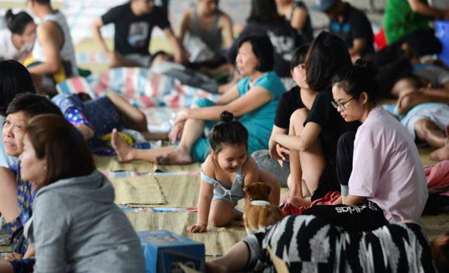 Cảnh 'màn trời chiếu đất' của cư dân Carina Plaza sau vụ cháy