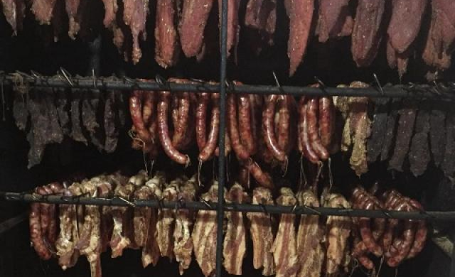 Đặc sản Tết: Thịt treo gác bếp giá gần triệu/kg, khách mua hết veo