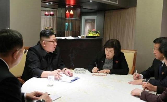 Ảnh hiếm: Ông Kim Jong Un và trợ lý họp chiến lược ở khách sạn Melia