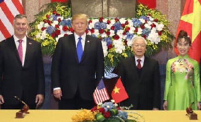 TBT, Chủ tịch nước Nguyễn Phú Trọng và TT Trump chứng kiến ký kết thỏa thuận