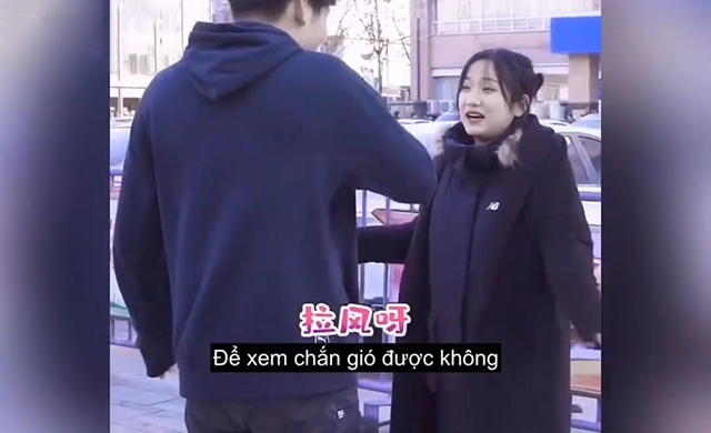 Gái xinh lầy lội ra đường phố 'trêu trai'