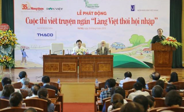 Ban Sơ khảo cuộc thi viết truyện ngắn 'Làng Việt thời hội nhập' gồm 5 thành viên