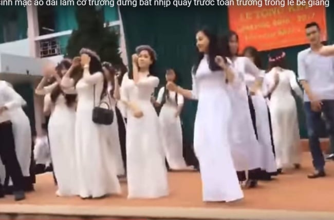 Dàn nữ sinh mặc áo dài làm cơ trưởng đứng bắt nhịp quẩy trước toàn trường trong lễ bế giảng