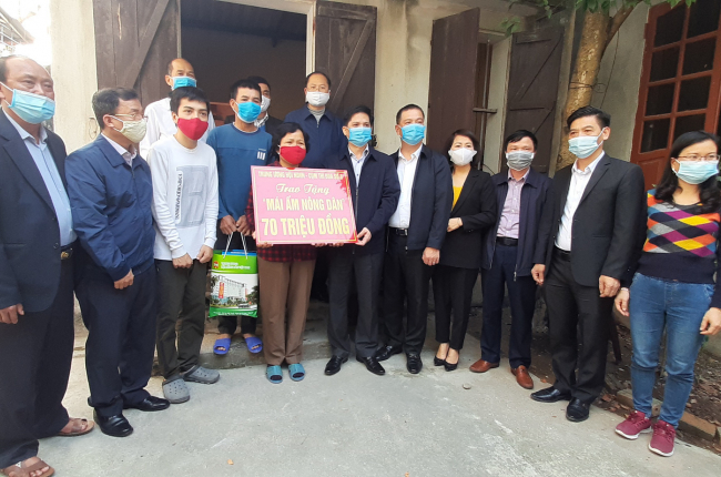 Hải Phòng: Trao tặng kinh phí hỗ trợ xây nhà cho hộ nghèo, thăm vườn trồng táo giàn ở quận Đồ Sơn