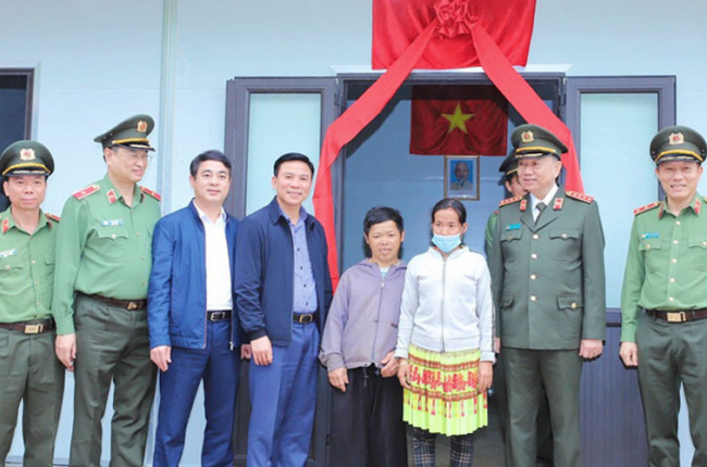 Lễ trao nhà mẫu và hỗ trợ xây nhà cho hộ nghèo, khó khăn về nhà ở huyện Mường Lát