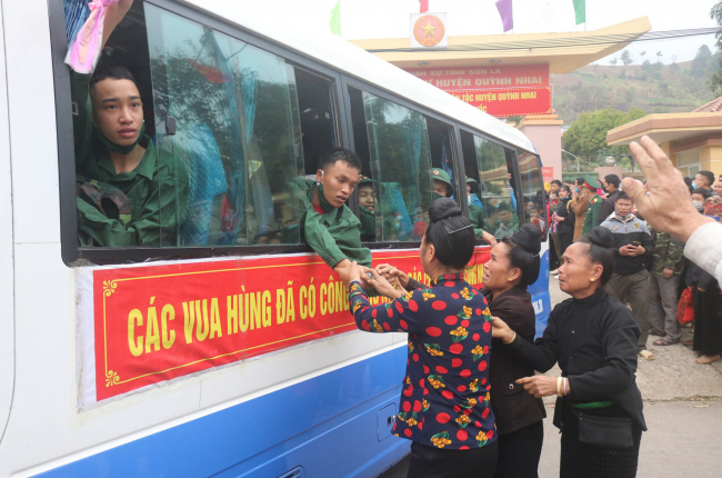 Sơn La: 12 huyện, thành phố tổ chức lễ giao, nhận quân 