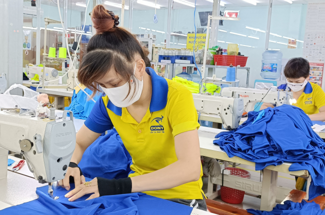 Dồn dập đơn hàng cuối năm, các doanh nghiệp dệt may phía Nam vẫn thấp thỏm