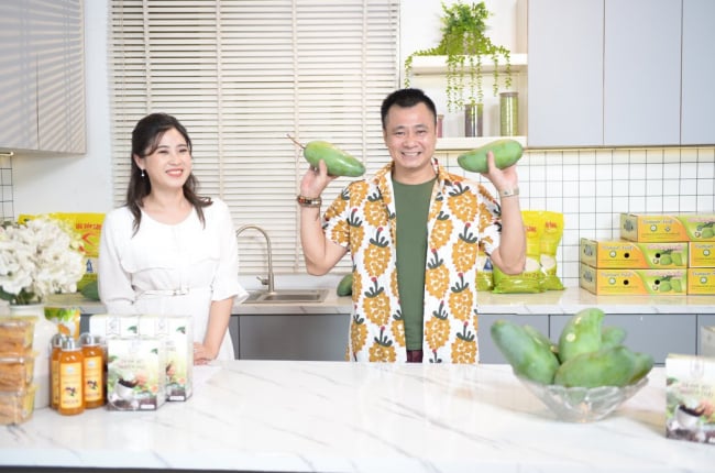 Tự Long livestream bán xoài Sơn La, hễ hát 1 câu khách xuống tay 'bay' ngay 50kg xoài