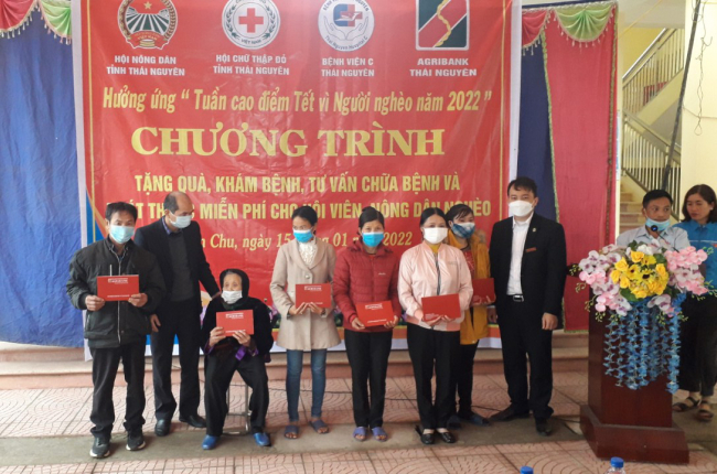 Hội Nông dân Thái Nguyên phối hợp tặng quà, cấp thuốc miễn phí cho hội viên nghèo