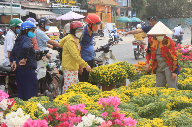 Thấy ghe hoa về bến Bình Đông là thấy Tết