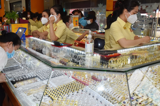 Giá vàng hôm nay 15-11: Giảm sốc rồi bất ngờ lao lên
