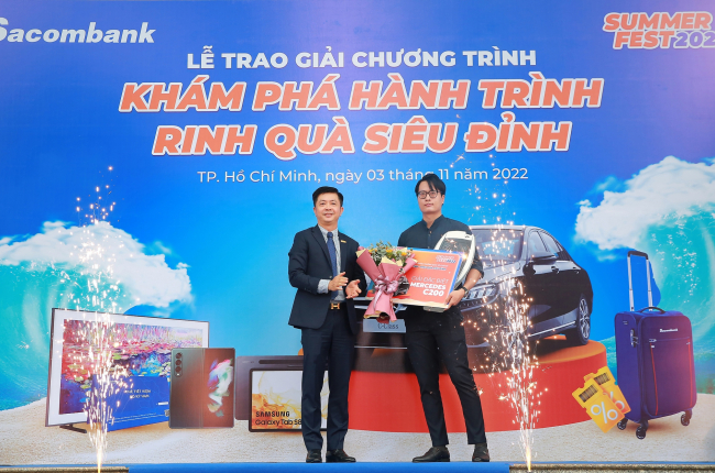 Sacombank trao giải cho khách hàng trúng thưởng chương trình khuyến mãi “Khám phá hành trình - Rinh quà siêu đỉnh”