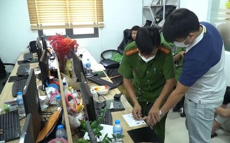 3 luật sư điều hành nhóm nhân viên đòi nợ